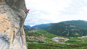 Die 4te Seillänge ist wieder eine sehr ausgesetzte, aber eher leichte Querung - Manuines - Croce di Ceniga