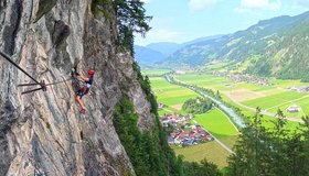 Die kräftige Querung in der oberen Wand  - Zimmereben Klettersteig