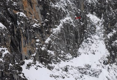 An der Rettunswinde hat die Crew den Rettungsspezialisten zu den beiden Bergsteigern herunterlassen. (c) REGA