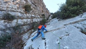 Die Schlüsselstelle in der zweiten Seillänge der Via Zanetti bei Santa Messenza - Due Laghi
