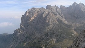Im Bereich der linken Kante verläuft der Steig und quert unterhalb der Felswände zur Karlsbaderhütte.
