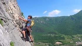 Die ausgesetzte Querung in der vierten Seillänge - Roccolo in Fiore in Tessari