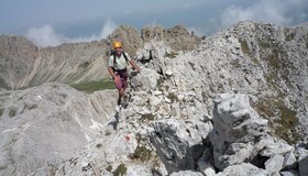 Der Laurenzi Klettersteig - im Hintergrund der Rosszahn