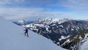 Kurz vor dem Plateau, rechts hinten der Lugauer.