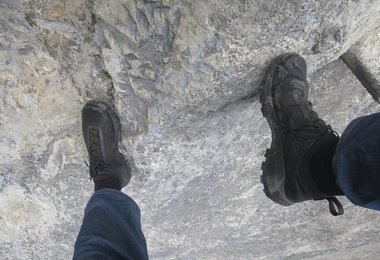 Mit dem Arc‘teryx Vertex Alpine GTX am Fels