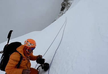 We begin our descent along the southern ridge of Sura Peak © Marek Holeček / Mammut