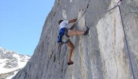 In der 4. Seillänge, zu Beginn Hangelriss nach links, dann Wandkletterei