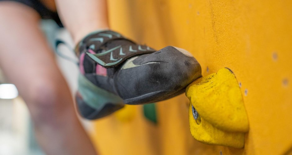An den bunten Griffen in Kletterhallen sammelt sich Gummiabrieb der Sohlen, der auch in die Luft gelangt. C: Aaron Kintzi/CeMESS