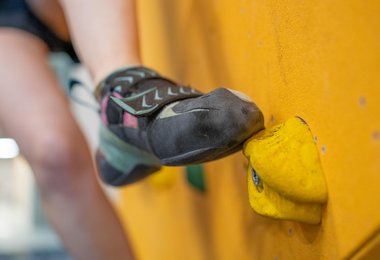 An den bunten Griffen in Kletterhallen sammelt sich Gummiabrieb der Sohlen, der auch in die Luft gelangt. C: Aaron Kintzi/CeMESS