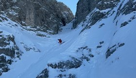 ober- bzw. unterhalb der unteren Schlüsselstelle