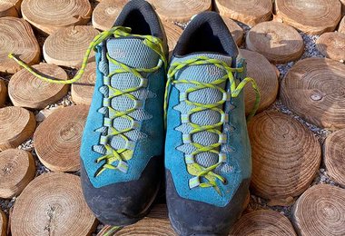 Die sich nach vorne verengende Schnürung des Makra Pro Low GTX von Hanwag