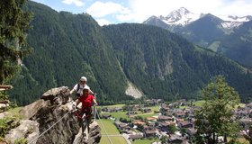 Auf der Seilbrücke (B), dort kann man auch gut zum Abstiegsweg ausqueren.