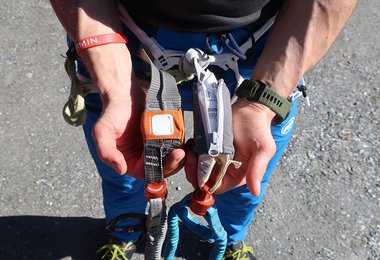 Vergleich neues Scorpio Eashook Klettersteigset (links, mit geschlossenem sehr kleinen Dämpfer) und altem Scorpio Eashook Klettersteigset (rechts).