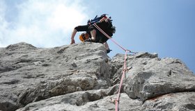 In der mit Bolt gesicherten Schlüsselseillänge