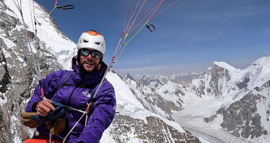 Benjamin Védrines beim Flug vom Broad Peak (c) Benjamin Védrines