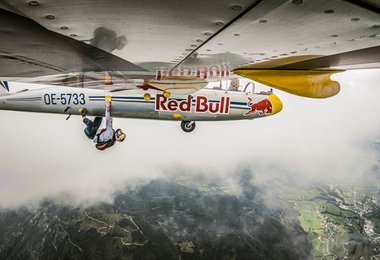 Plane Climb - Domen Škofic (c) Mirja Geh / Red Bull Content Pool