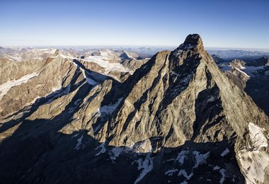 Matterhorn von der Italienischen Seite mit (li.) Lion Grat, (re.) Furggengrat und (ganz re. ) Hörnligrat © Marco Camandona