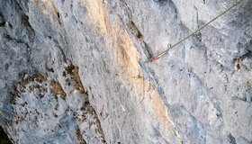 Lukas in der zweiten Länge der Biotop. Wunderschöner Tropffels und ein steiler Crux