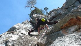 Der Beginn der 2ten Seillänge der Route Rabengold am Rabensteinhorn.