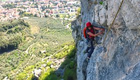 Die Tropflochquerung in der vorletzten Seillänge der Guide Alpine am Monte Baone