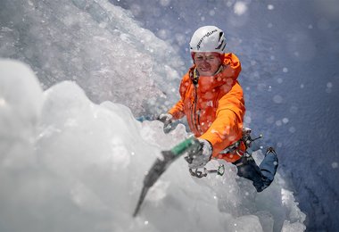Beim Eisklettern mit dem K.ice.R; Foto: Stefan Voitl www.voi.tl